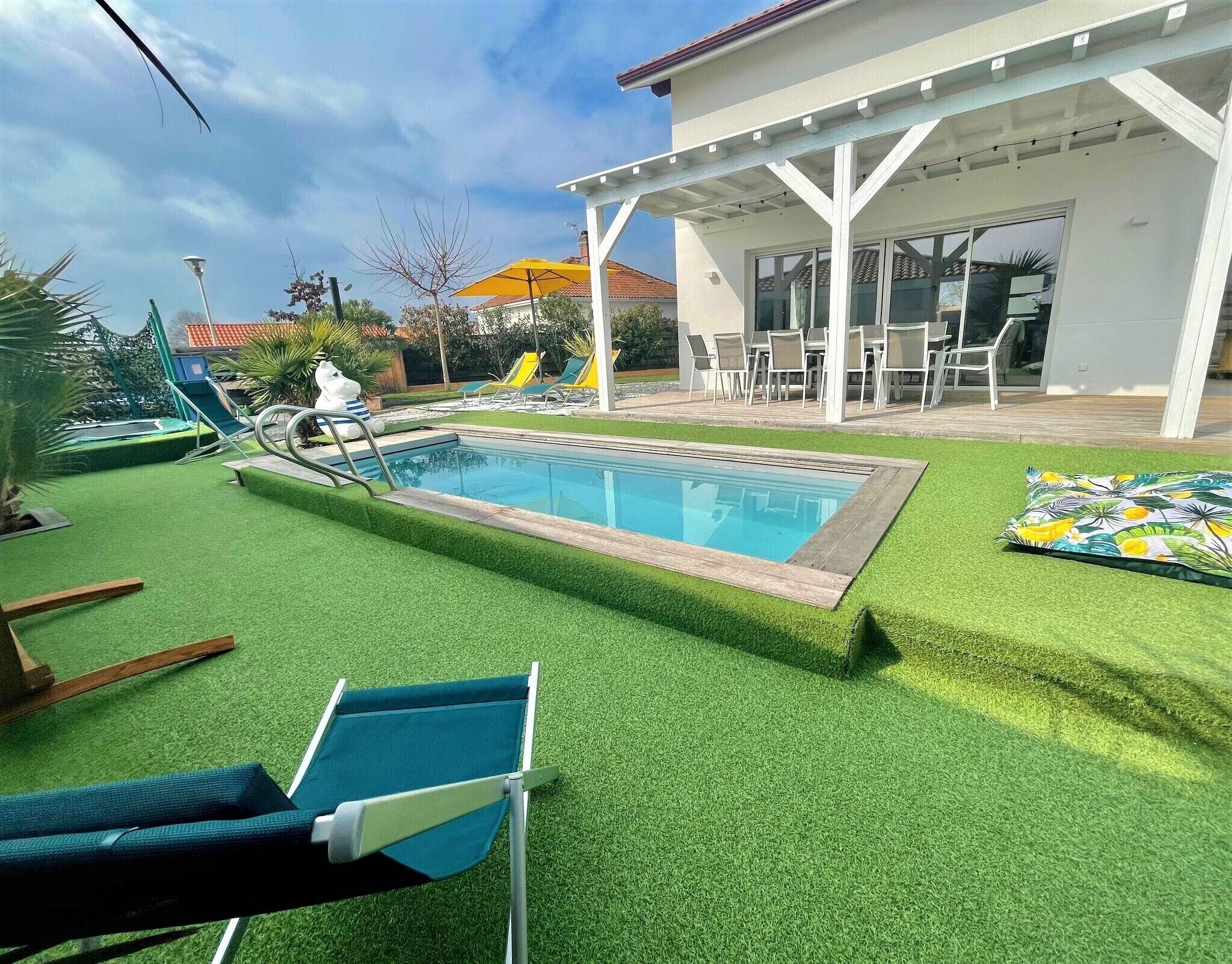 VILLA DU PRAT A colorful residence.