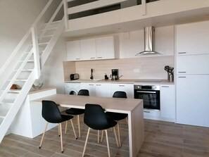 Réfrigérateur, micro-ondes, four, plaque de cuisson