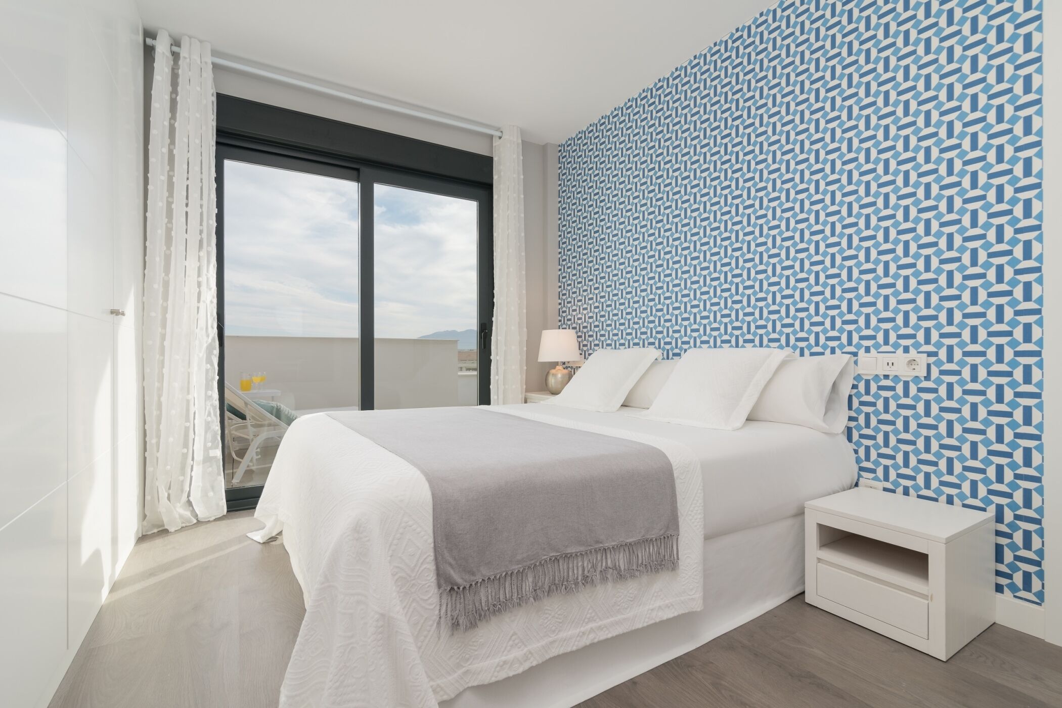 3 habitaciones, tabla de planchar con plancha, internet y ropa de cama 