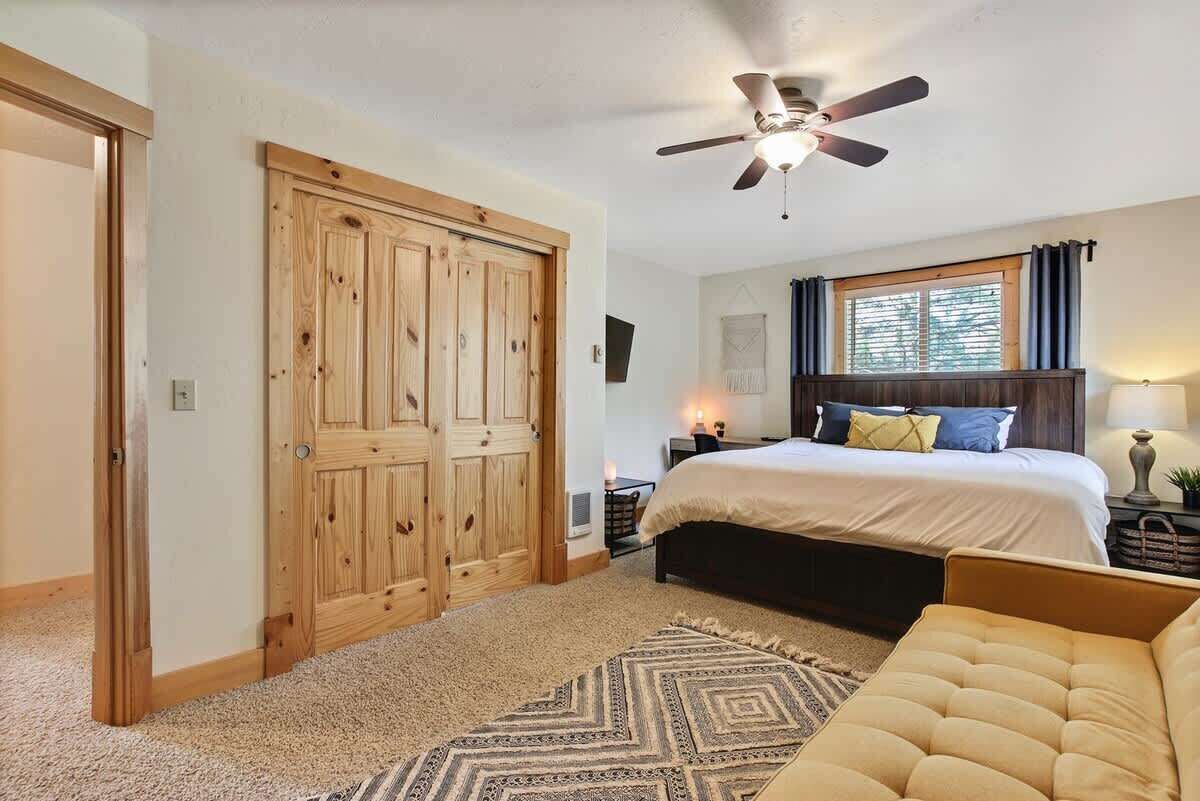 4 bedrooms, iron/ironing board, WiFi, bed sheets