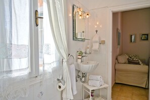 Dusche, Haartrockner, Handtücher, Seife