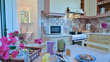 Fridge, microwave, oven, coffee/tea maker