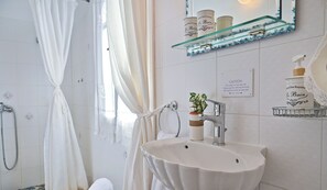 Shower, hair dryer, towels, soap - Villa Ireni Waterfront - Fiskardo (FISKARDO)