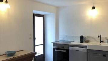 Een koelkast, een microgolfoven, een oven, een kookplaat