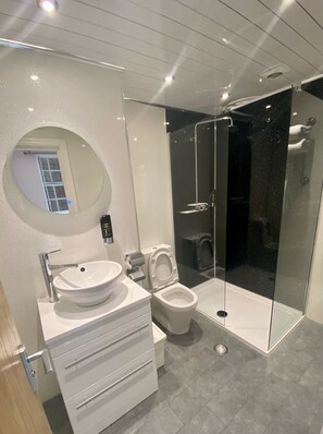 Douche, articles de toilette gratuits, sèche-cheveux
