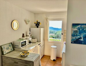 Fridge, microwave, stovetop, coffee/tea maker