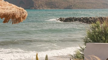 En la playa, camastros, sombrillas y toallas de playa