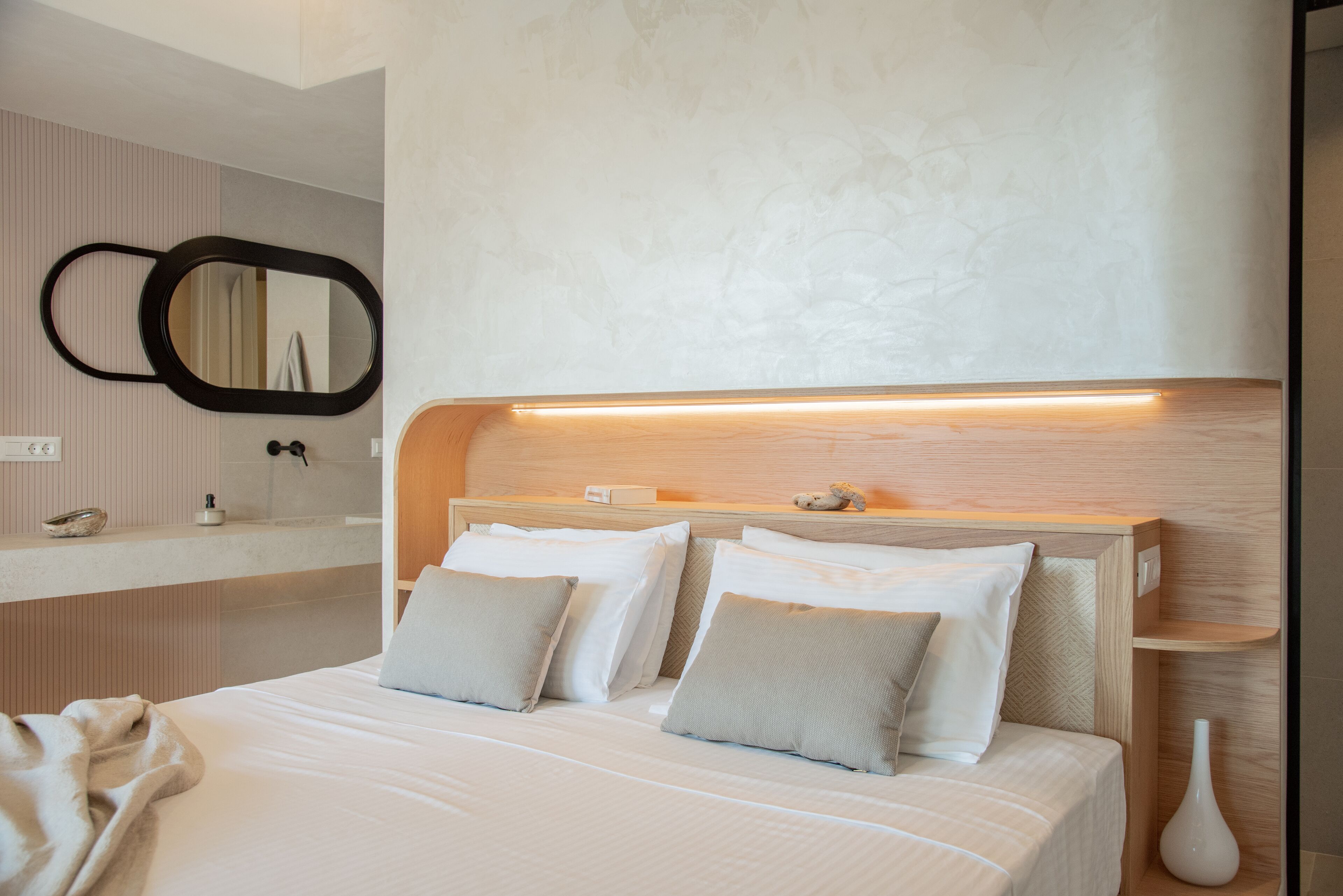 In-room safe, blackout curtains, free WiFi, bed sheets