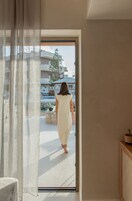 Luxury Studio, Hot Tub, Beach View | In-room safe, blackout drapes, free WiFi, bed sheets