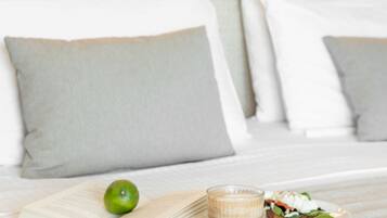 Luxury Studio, Hot Tub, Beach View | In-room safe, blackout drapes, free WiFi, bed sheets