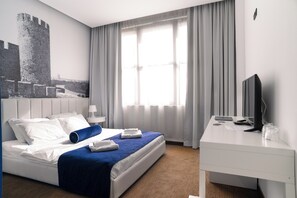 Phòng Deluxe | Bộ đồ giường cao cấp, nệm cao su hoạt tính (memory foam), bàn