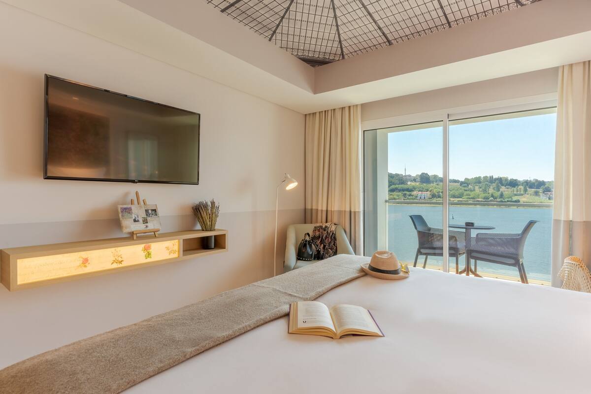 Minibar, in-room safe, desk, bed sheets