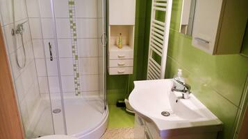 Apartment (Apartment Jorsi with Balcony) | Bathroom | Shower, towels
