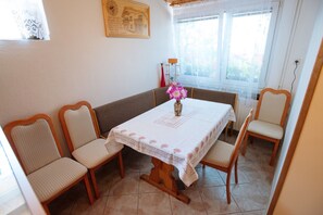Apartment (Apartment Jorsi with Mountain view) | Dining room