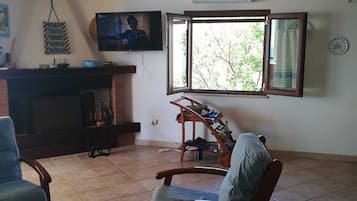 Smart TV, fireplace