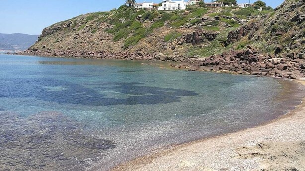 A coastal beach with clear water, rocky terrain, and houses on a hillside. - Villa Marina on the waterfront I.U.N. code R9661 (Magomadas)