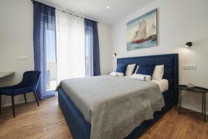 4 chambres, coffres-forts dans les chambres, fer et planche à repasser