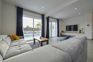 TV connectée, cheminée, table de tennis de table