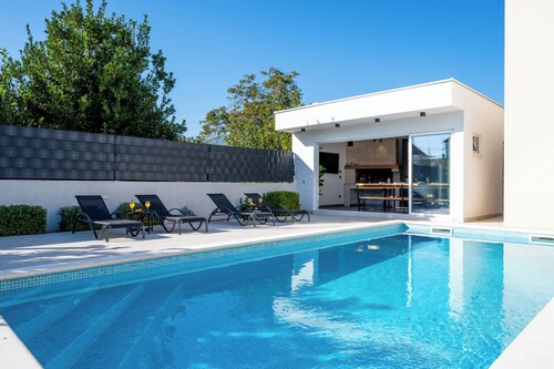 Blue fantasy is new modern villa 5 min from the beach!