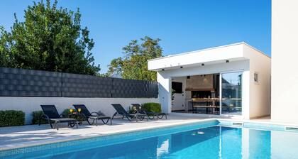 Blue fantasy is new modern villa 5 min from the beach!