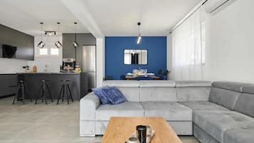 Smart TV, chimenea y tenis de mesa