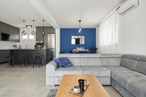 TV connectée, cheminée, table de tennis de table