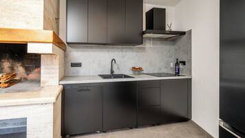 Réfrigérateur, micro-ondes, four, plaque de cuisson