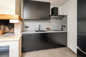 Frigorifero, microonde, forno, piano cottura