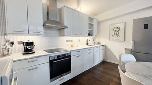 Refrigerador, microondas, horno, placa de cocina