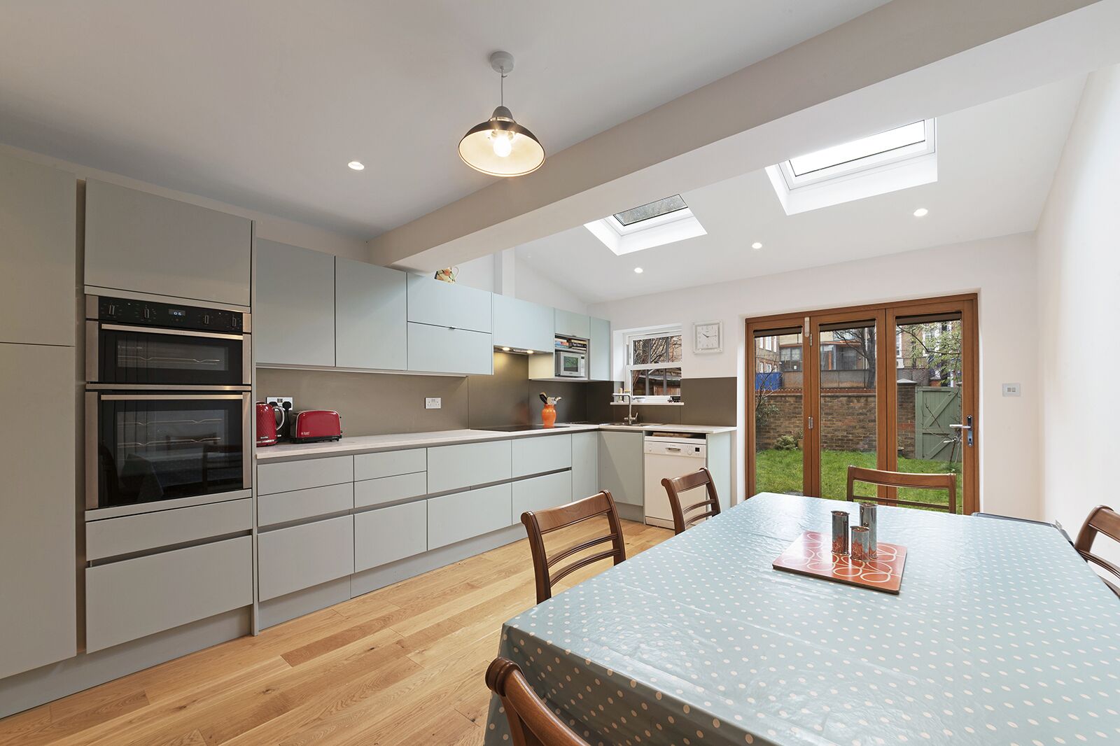 Kylskåp, ugn och spishäll