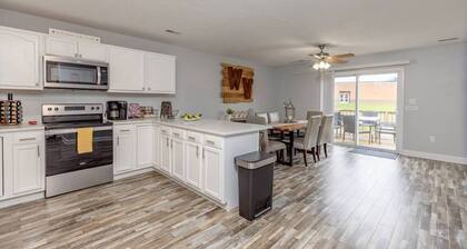 King Master Suite/Cozy townhome, Close to WVU