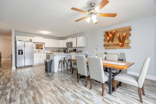 Dining - King Master Suite/Cozy townhome, Close to WVU (Morgantown)