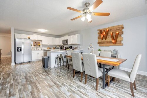 King Master Suite/Cozy townhome, Close to WVU