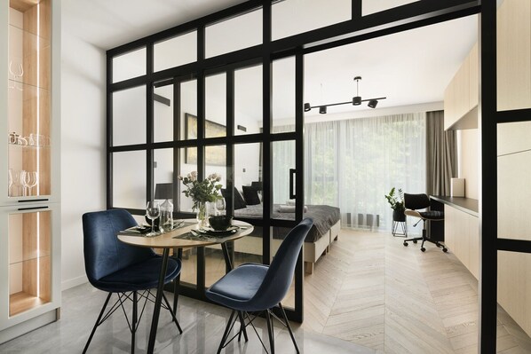 Design Studio Suite | Private kitchen | Full-size fridge, oven, stovetop, dishwasher