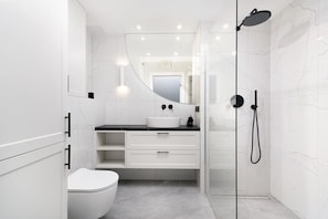 Studiosvit Design | Badrum | Dusch, regndusch, hårtork och handdukar