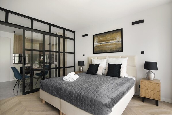 Studiosvit Design | Vardagsrum | 45-tums platt-tv med kabelkanaler och tv