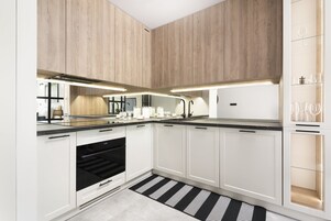 Refrigerador con freezer, horno, placa de cocina, lavavajillas