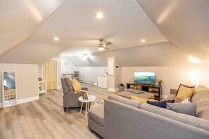 Smart TV, offices - This apartment is a 0 bedroom(s), 1 bathrooms, located in Morgantown, WV. (Morgantown)
