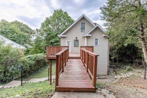 Exterior - This apartment is a 0 bedroom(s), 1 bathrooms, located in Morgantown, WV. (Morgantown)