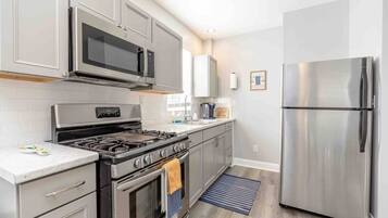 Micro-ondes, four, plaque de cuisson, cafetière/bouilloire