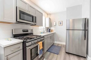 Micro-ondes, four, plaque de cuisson, cafetière/bouilloire