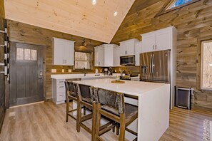 Geladeira, micro-ondas, fogão, cooktop