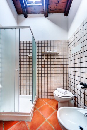 Dusche, Haartrockner, Bidet, Handtücher