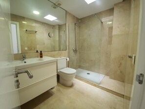 Dusche, Haartrockner, Handtücher, Seife