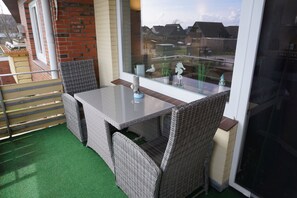 Outdoor dining - Small but nice!!! (Friedrichskoog Spitze)