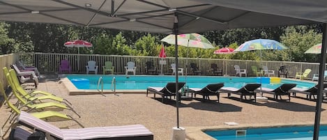 Piscina externa sazonal, funciona das 10h às 20h, guarda-sóis