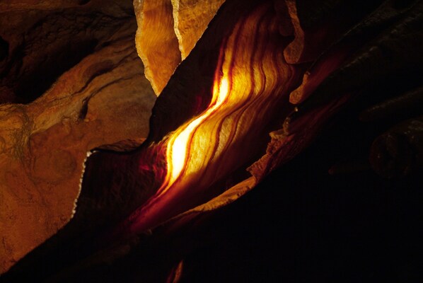 Una cueva con una formación rocosa brillante, similar a lava.