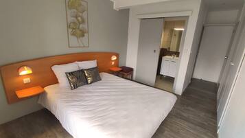 Superior tweepersoonskamer | Individueel gemeubileerd, een bureau, reisbedje, beddengoed