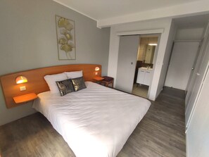 Individually furnished, desk, blackout curtains, iron/ironing board - Kamea Club La Gironie (Turenne)