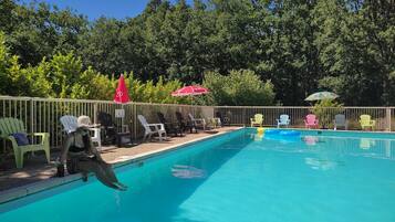 Een seizoensgebonden buitenzwembad en parasols bij het zwembad